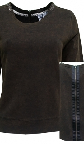 2-0383 Brūns džemperis ar dekoratīvu rāvējslēdzēju mugurpusē.